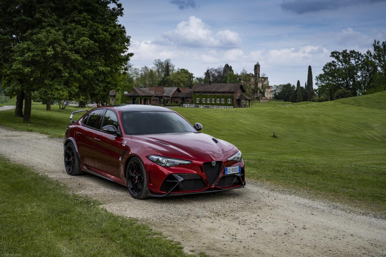 Alfa Romeo Giulia зеленая